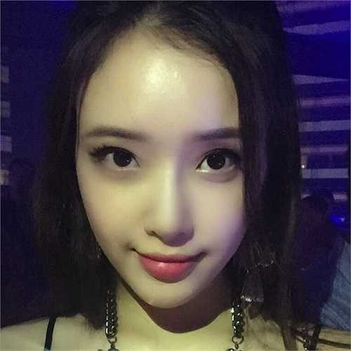 Cùng những đường nét hài hoà trên gương mặt.