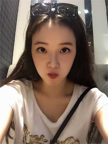 Cô cũng có sống mũi thẳng và cánh mũi thon gọn của chị gái.