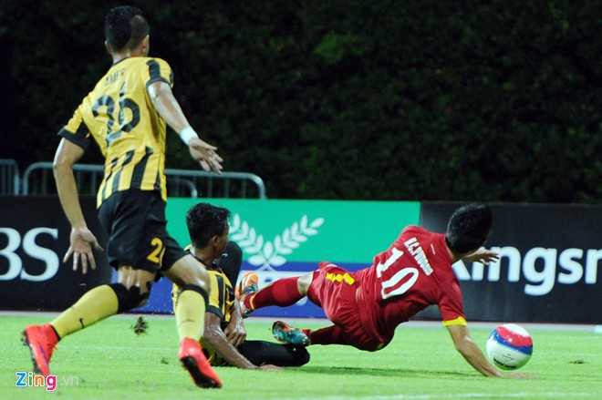 Công Phượng ngã