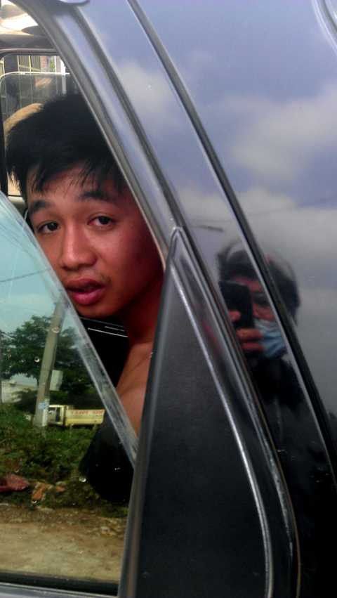 Cảnh sát giao thông cởi trần bắn tốc độ