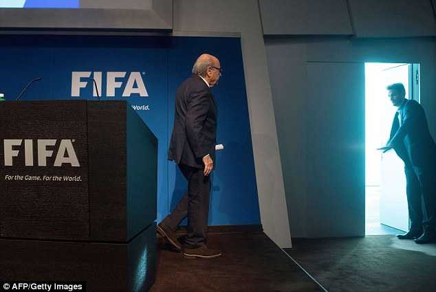 Sepp Blatter rời bỏ vị trí Chủ tịch FIFA trong lúc tổ chức này đang bị điều tra sâu rộng các vấn đề tham nhũng