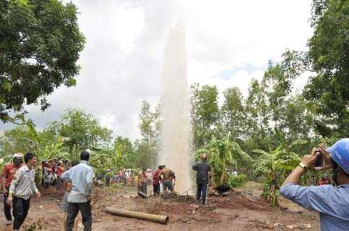 Kiểm tra giếng nước bất ngờ phun cao 20m