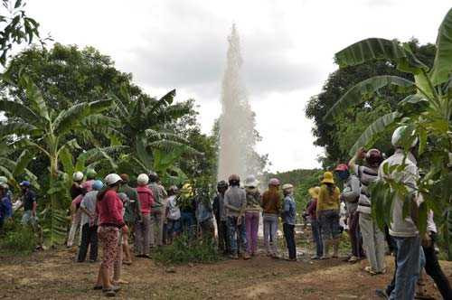 Kiểm tra giếng nước bất ngờ phun cao 20m