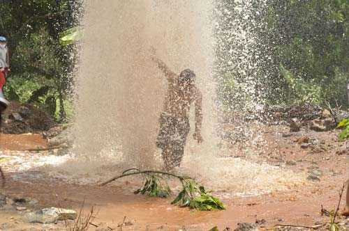 Kiểm tra giếng nước bất ngờ phun cao 20m