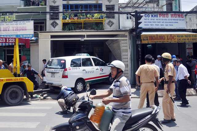 Taxi đâm thủng 2 nhà dân trong buổi sát hạch tài xế