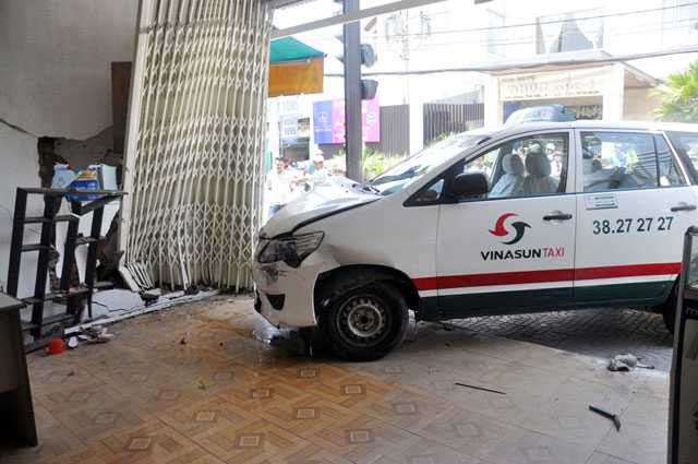 Taxi đâm thủng 2 nhà dân trong buổi sát hạch tài xế