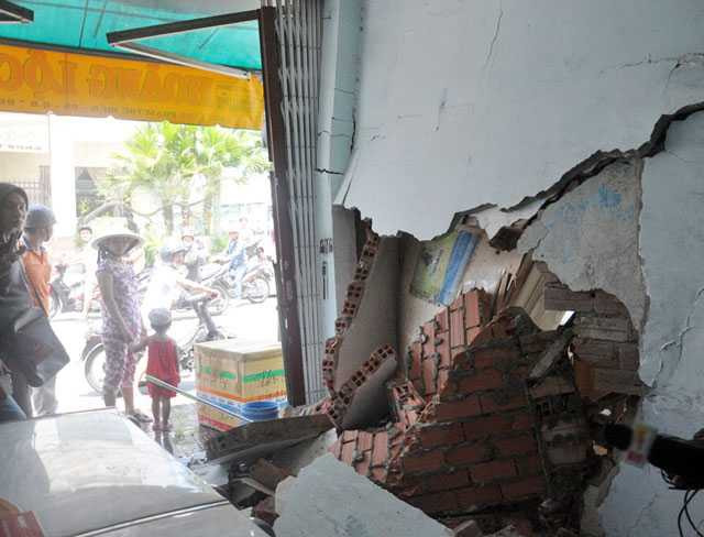 Taxi đâm thủng 2 nhà dân trong buổi sát hạch tài xế