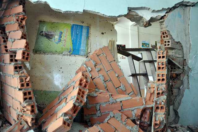 Taxi đâm thủng 2 nhà dân trong buổi sát hạch tài xế