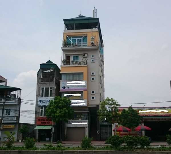 Thót tim chứng kiến người phụ nữ đứng lơ lửng ngoài lan can tầng 6