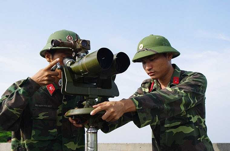 Dẫu cho trong kháng chiến chống Mỹ và tới ngày nay, bộ đội ta vẫn sử dụng rất hiệu quả pháo phòng không 37mm hai nòng. Tuy nhiên, nguyên bản pháo dùng kính ngắm thường (quang học), muốn đánh địch phải quan sát được mục tiêu, do đó khó tác chiến trong điều kiện ban đêm. Ảnh: quan sát mục tiêu bằng kính ngắm quang học. 