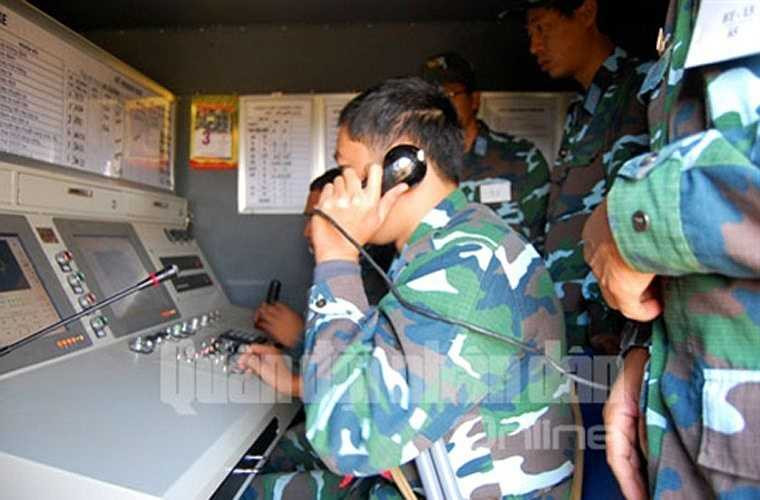 Trên cơ sở kết quả nghiên cứu, viện đã được Bộ Quốc phòng giao nhiệm vụ cải tiến một số đại đội pháo phòng không đánh đêm bán tự động, tự động đưa vào huấn luyện, sẵn sàng chiến đấu cho Quân chủng Phòng không-Không quân. Ảnh: bên trong trạm ngắm quang điện tử GLLADS.M2 làm nhiệm vụ nhận diện, tính toán tham số mục tiêu, phần tử bắn và điều kiện bắn cho từng khẩu đội 37mm-2 (tối đa 4 khẩu đội pháo trong một phân đội 37mm-2N/GLLADS.M2). 