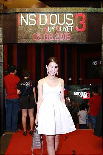 Ngọc Thảo diện váy trắng gợi cảm.