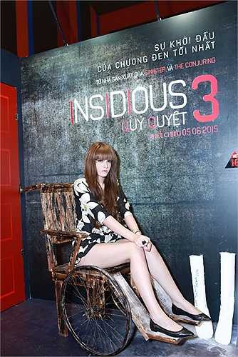 Nữ người mẫu ăn mặc đơn giản, diện short ngắn khoe đôi chân dài.