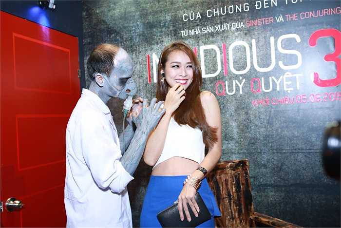 Người đẹp tự tin khoe eo thon.