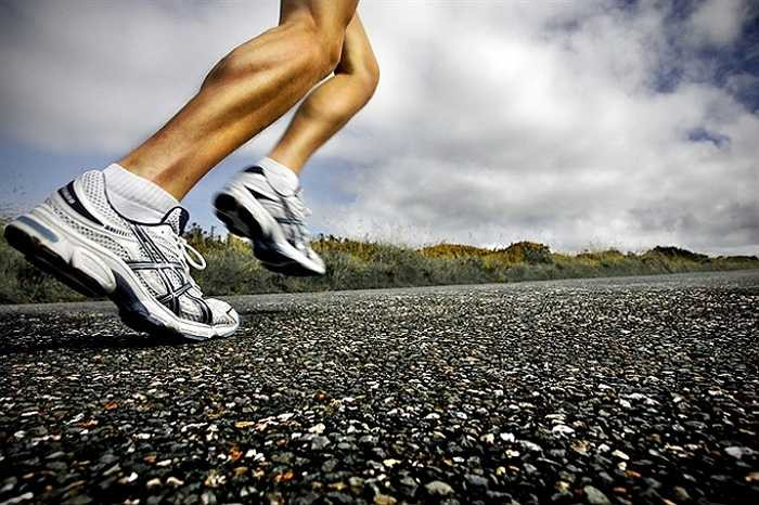 4. Khi chạy xuống dốc, bạn thường có thói quen chạy nhanh, lao về phía trước và không chú ý đến việc giảm tốc độ. Điều này có thể khiến cho cơ thể bạn mất sức, tổn thương cơ và dễ bị ngã. 