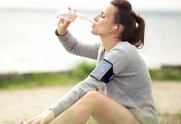 5. Không uống đủ lượng nước: Việc thiếu hụt lượng nước trong khi luyện tập sẽ khiến hiện tượng cơ thể bị khử nước gây nên những tổn hại sức khỏe.