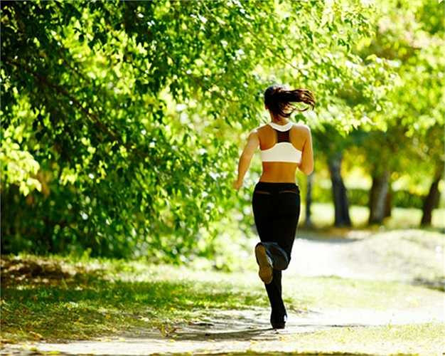 6. Mặc sai trang phục: Điều này tưởng như không liên quan nhưng từ chất liệu, kích cỡ, mặc quá ít hay quá nhiều quần áo… cũng ảnh hưởng đến sức khoẻ cũng như hiệu quả của việc chạy bộ.