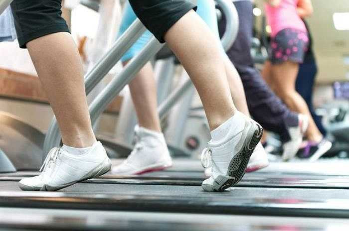 8. Chưa khởi động hoặc duỗi tay chân: Làm ấm và duỗi tay chân trước khi chạy giúp ngăn ngừa đau nhức cơ bắp và làm giảm nguy cơ bị chấn thương. Điều cần thiết đầu tiên là làm nóng cơ thể sau đó duỗi thẳng tay chân.