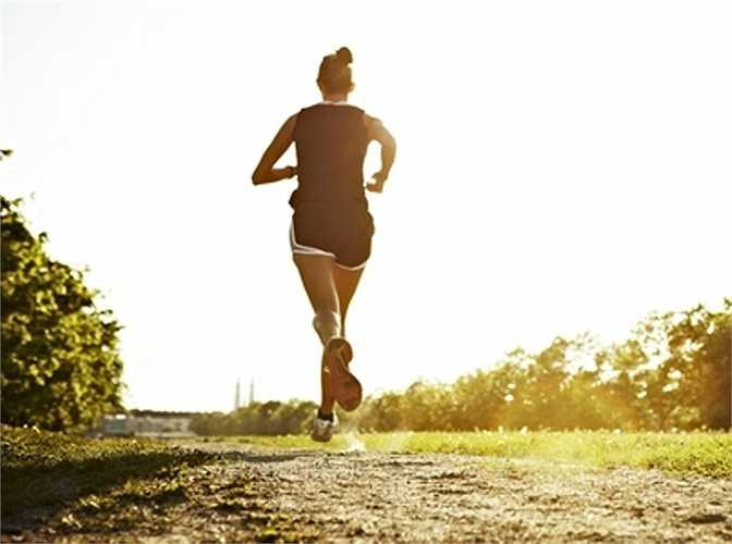 9. Vị trí tay: Một số người trong quá trình chạy thường đánh tay quá mạnh, một số khác lại vung tay quá cao. Điều này khiến cho việc di chuyển của cơ thể trở nên nặng nề và nhanh xuống sức, hiệu quả tập luyện không cao. 