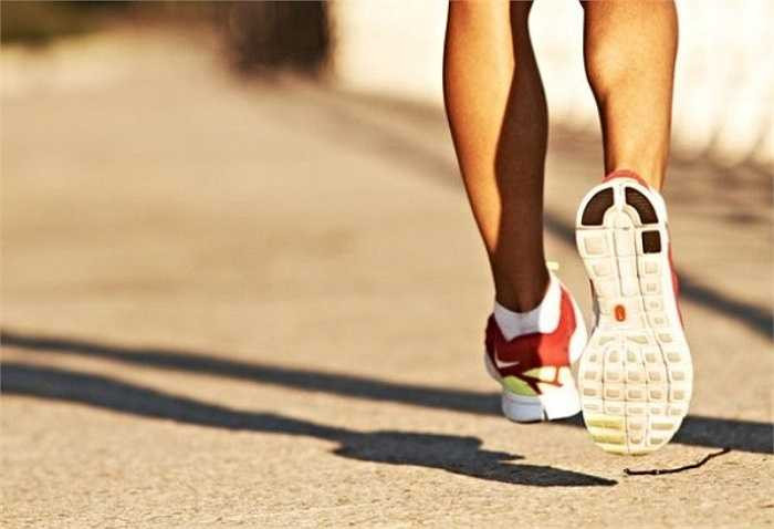 10. Ăn trước hay sau khi chạy: Nhiều bạn quan niệm rằng trước khi chạy nên nhịn đói để đốt cháy carb, sau khi ăn nên chạy bộ để giảm mỡ thừa. Nhưng như vậy có thể khiến bạn bị đột quỵ nếu quá đói, tổn thương dạ dày, hệ tiêu hoá khi đã ăn no.