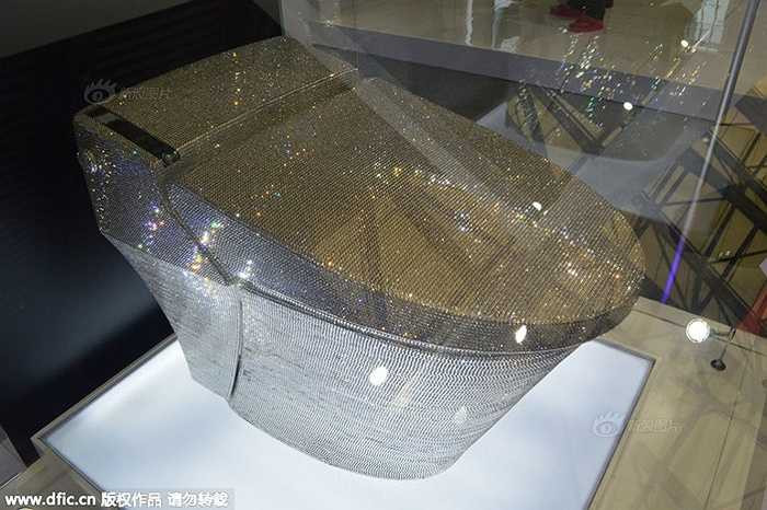 Tại triển lãm đồ dùng nhà bếp và nhà tắm Thượng Hải, bồn cầu nạm pha lê thu hút sự chú ý của nhiều người