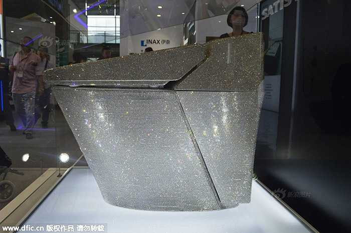 Bồn cầu này nạm đến 72.000 viên phâ lêSwarovski lấp lánh 