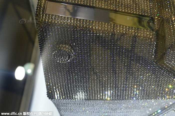 Cận cảnh từng chi tiết của chiếc bồn cầu. Pha lê của Swarovski là loại pha lê tốt nhất, có độ sáng lấp lánh nhất và đẹp hàng đầu thế giới