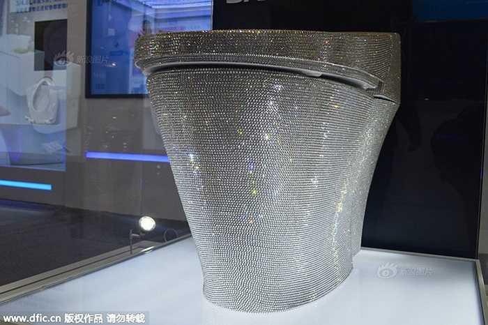 Tất cả các mặt của chiếc bồn cầu đều được đính pha lê. Trị giá của chiếc bồn cầu này lên đến hàng trăm ngàn USD