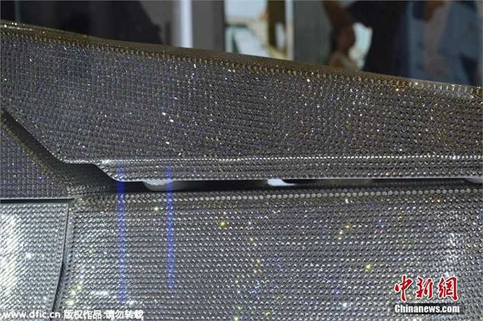 Phía khách hàng, chắc chắn là những người lắm tiền nhiều của mới chịu chi để sở hữu sản phẩm này