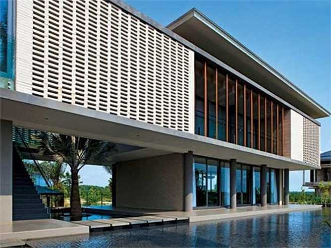 Vào mùa hè nắng nóng, những ngôi nhà hướng Tây phải chịu sức nóng khủng khiếp do hấp thụ nhiệt cao. Dùng lam chắn nắng cho nhà là giải pháp khá hữu hiệu mà vẫn đảm bảo thẩm mỹ chung cho cả không gian sống.