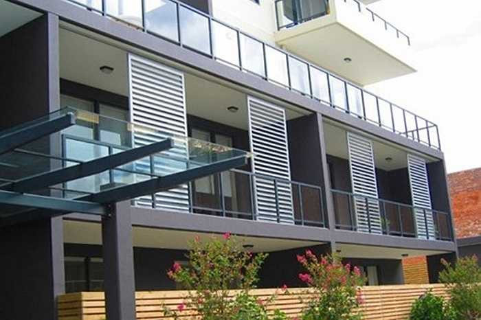 Lam chắn nắng trong xây dựng có thể được làm từ nhôm, bê tông, gỗ... thường được thi công ở mặt tiền hoặc hướng chịu ánh sáng trực tiếp của ngôi nhà. Hệ thống lam có chức năng che nắng, mưa, giúp giảm tác hại của ánh sáng khi chiếu vào nhà trực tiếp. 