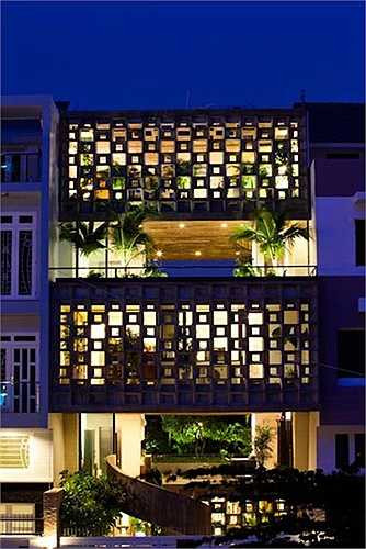 Hệ lam chắn nắng cho nhà hướng Tây có thể thiết kế dạng kẻ, lam ngang hoặc chéo, hoặc chia ô, dựa vào hướng nắng 'xấu', sở thích của gia chủ để chọn.