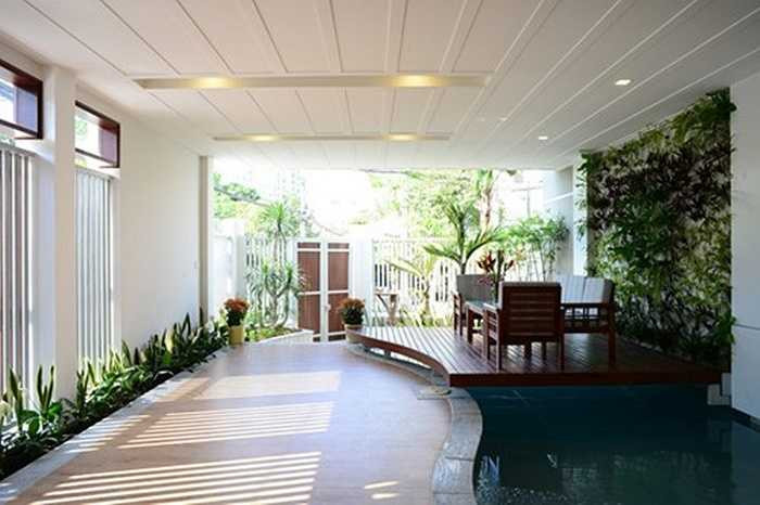 Hệ lam đảm bảo ánh sáng tự nhiên vẫn lọt vào nhà nhưng không gay gắt, không gây hại bởi tia cực tím. Giải pháp thiết kế này giúp làm mát nhà ngày hè và nhà ấm áp vào mùa đông.