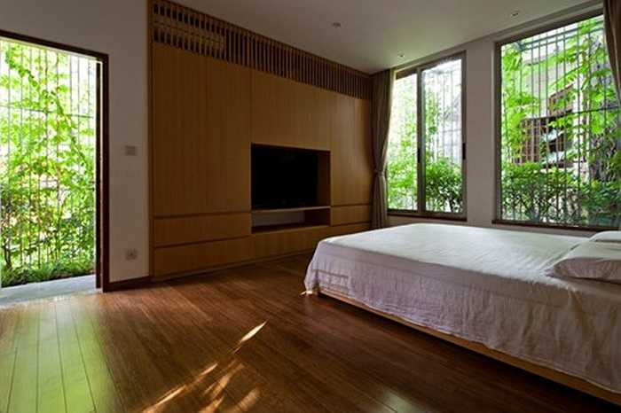 Nan che nắng bên trên trồng dàn hoa dây leo, kiểu trang trí này mang lại vẻ thẩm mỹ cao và gần gũi vừa cách nhiệt một cách tự nhiên, có thể tận dụng không gian này để có sân vườn cho nhà đô thị.