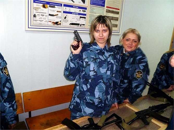 Tạo dáng cùng khẩu súng ngắn