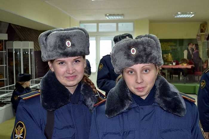 Trang phục mùa đông với mũ lông dành cho các quản giáo nữ