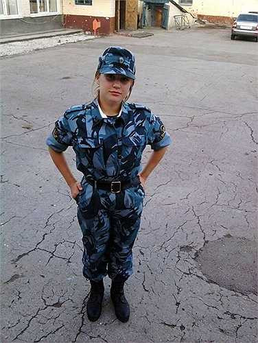 Nữ quản giáo Nga