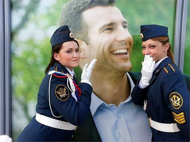 Tạo dáng bên chân dung mỹ nam