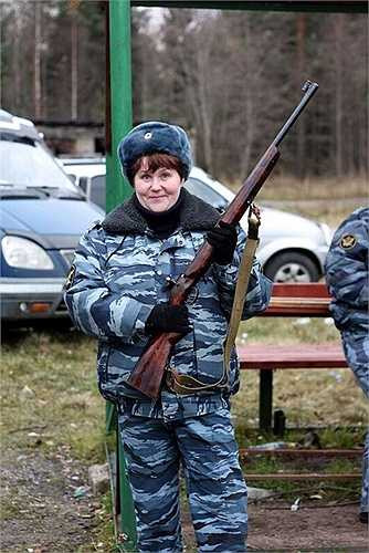 Nữ quản giáo làm dáng với súng trường