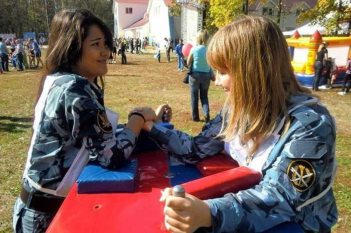 Hai nữ quản giáo thi vật tay