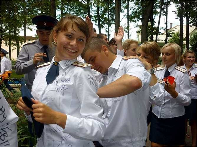 Các quản giáo ký tặng vào áo