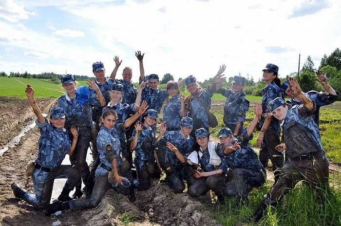 Một nhóm các nữ quản giáo Nga