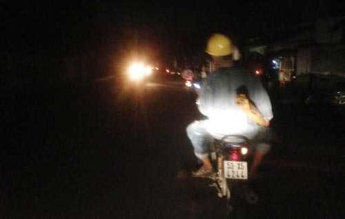 Lốc xoáy kinh hoàng ở TP.HCM làm bay hàng chục nhà dân