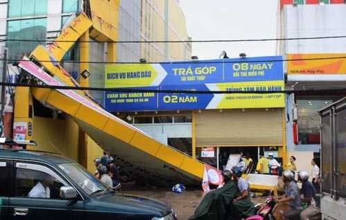 Lốc xoáy kinh hoàng ở TP.HCM làm bay hàng chục nhà dân