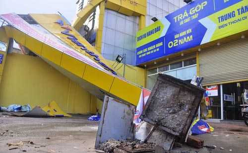 Lốc xoáy kinh hoàng ở TP.HCM làm bay hàng chục nhà dân