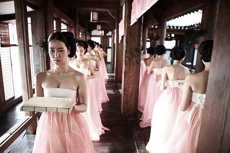 Cảnh quay 1 vạn thiếu nữ thời Joseon bị ép vào cung để làm trò tiêu khiển cho nhà vua trong phim The Treacherous đang trở thành đề tài nóng hổi trên cộng đồng mạng.