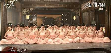 Những bộ hanbok không có áo khoác ngoài (gọi là jeogori) khiến cảnh tượng các cung nữ chỉ mặc phần váy càng trở nên khêu gợi.