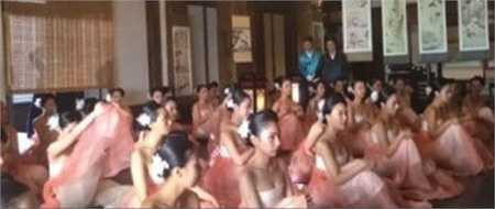 Nhà sản xuất bộ phim đã tuyển chọn 1 vạn cô gái trẻ vào vai quần chúng. Trang phục hanbok được may đồng loạt. Cách búi tóc cũng giống hệt nhau, tạo nên một sự đồng nhất.