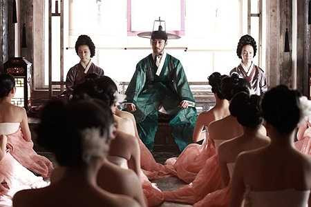 Cảnh quay các cung nữ chỉ mặc váy hanbok.