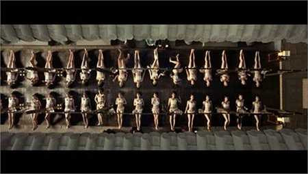 Cảnh quay các cung nữ ngâm mình dưới bồn tắm được quay từ trên cao xuống.